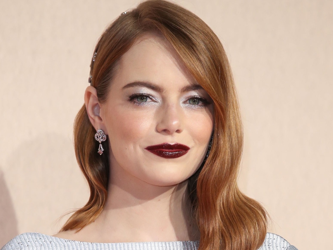 Рыжеволосая актриса Эмма Стоун с ярким макияжем