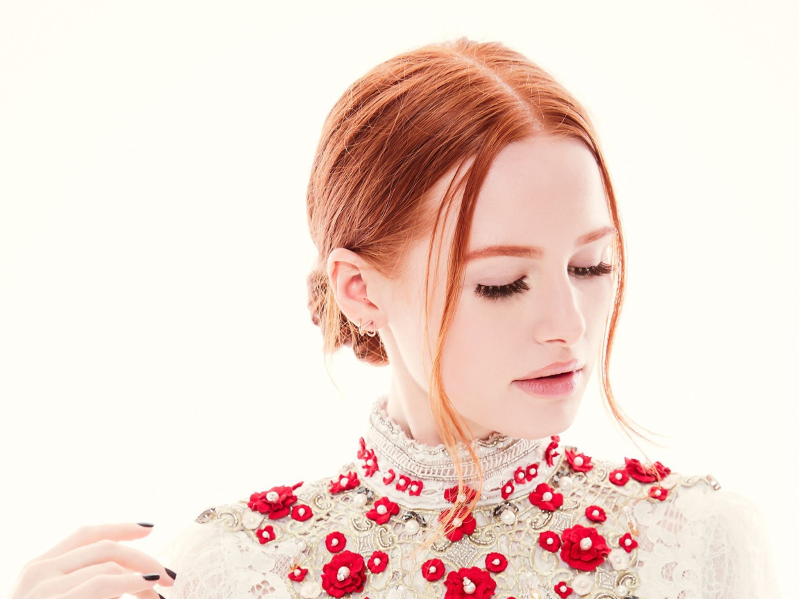 Рыжеволосая актриса Мэделин Петш на белом фоне