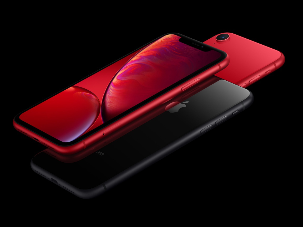 Красный и черный телефон  iPhone XR на черном фоне