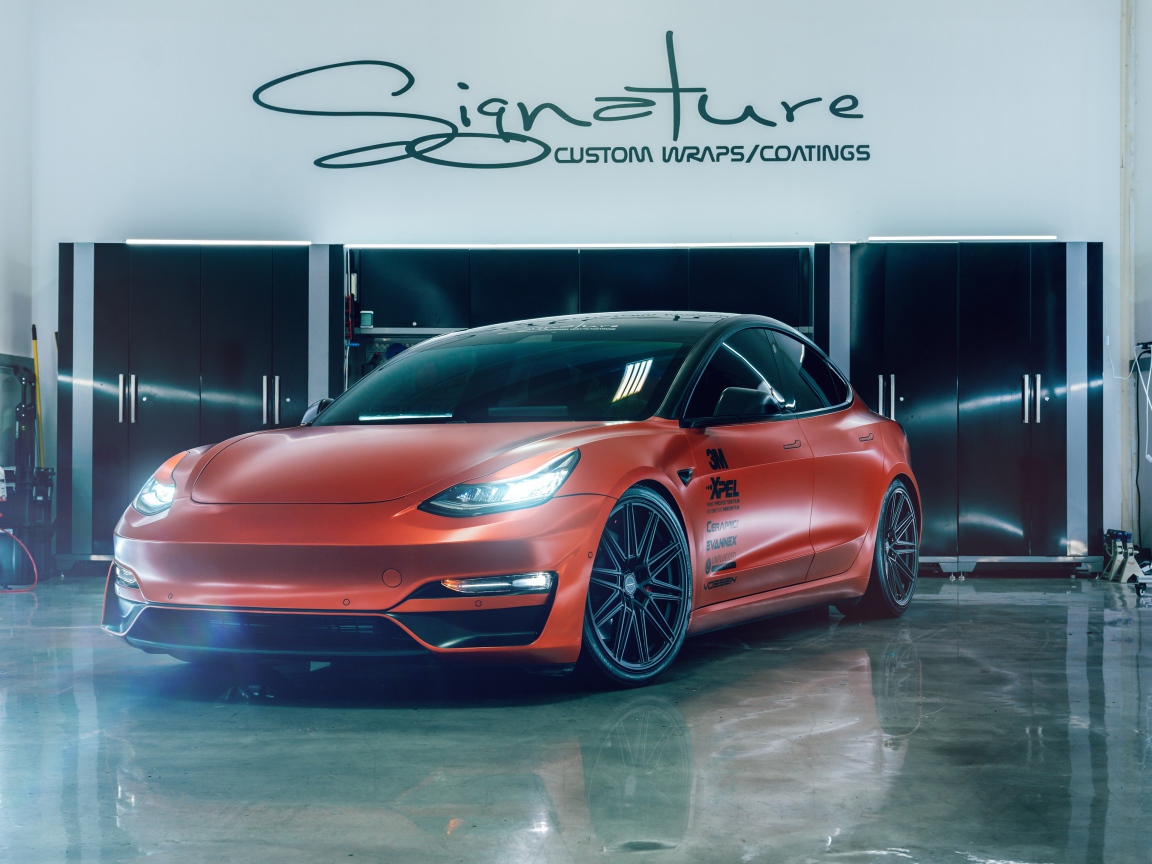 Красный автомобиль Tesla Model 3 в гараже