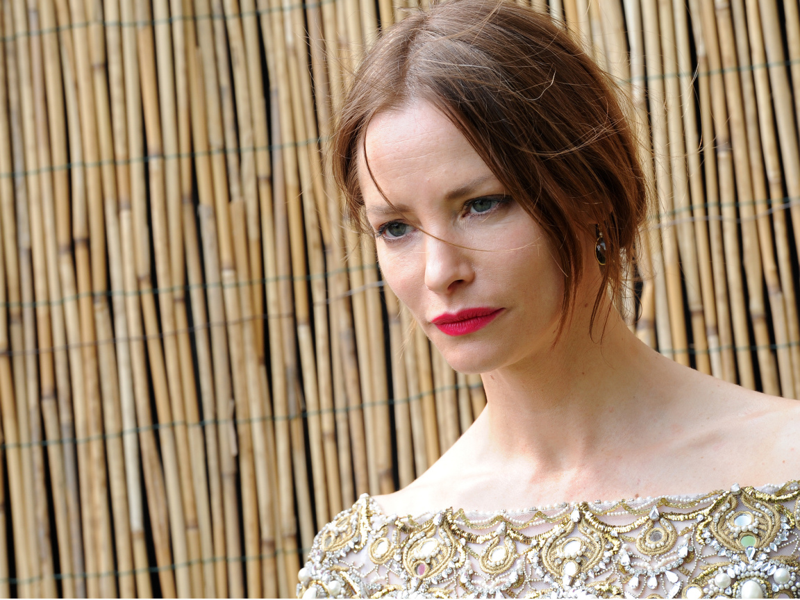 Грустная девушка, актриса Сиенна Гиллори