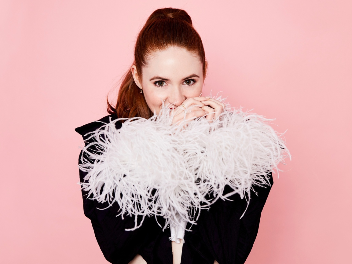 Шотландская актриса Карен Гиллан на розовом фоне