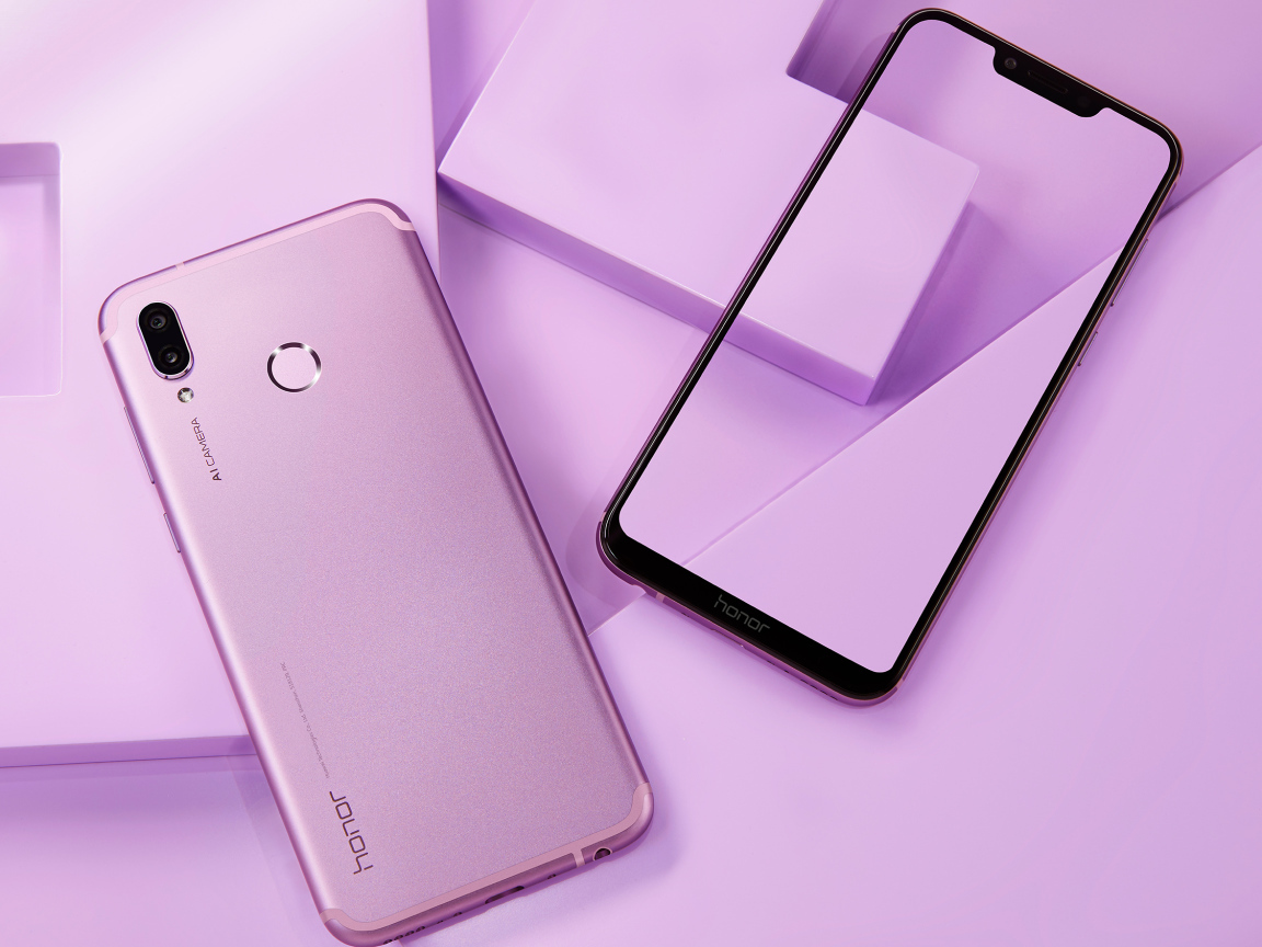 Смартфон  Honor Play на сиреневом фоне