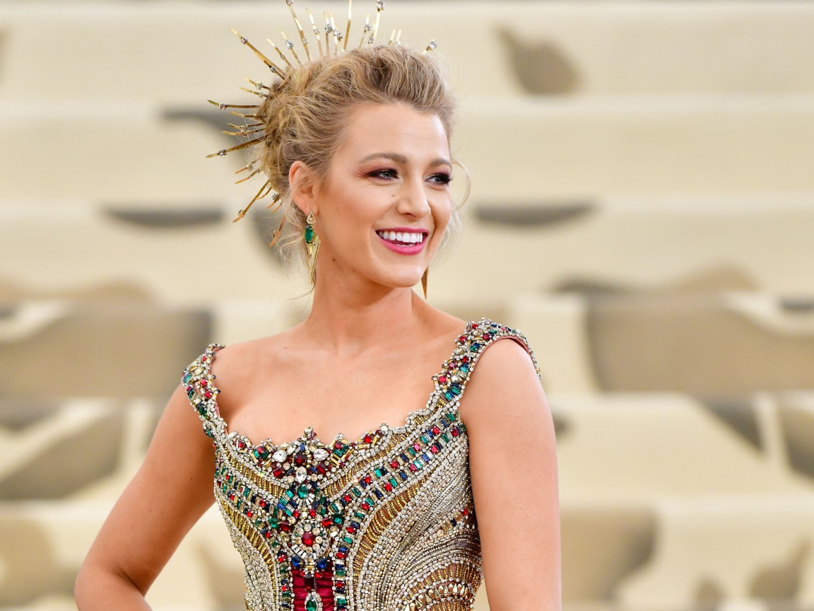 Улыбающаяся актриса Блейк Лайвли в красивом наряде