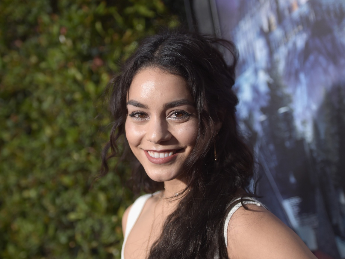 Улыбающаяся брюнетка, актриса Ванесса Хадженс