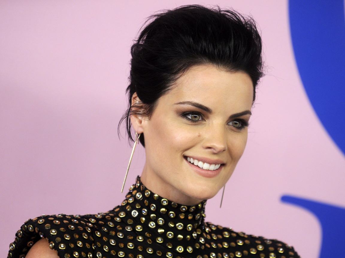 Улыбающаяся женщина, актриса Джейми Александр