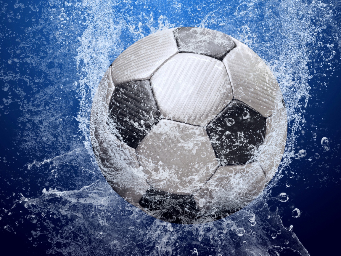 Футбольный мяч в воде на синем фоне