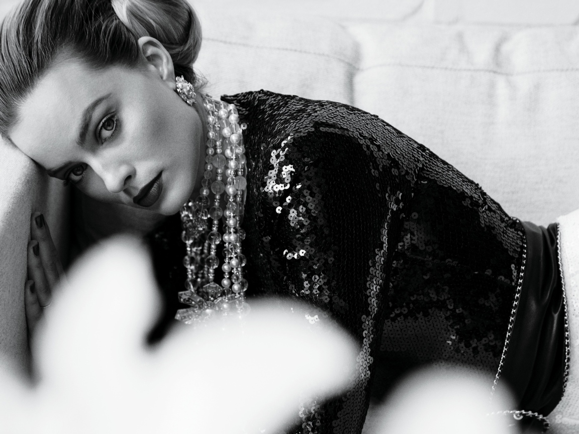 Стильная актриса Марго Робби черно белое фото 