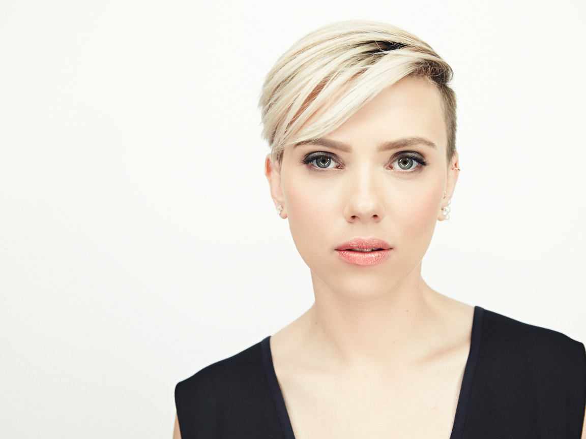 Стильная блондинка, актриса Скарлетт Йоханссон на белом фоне