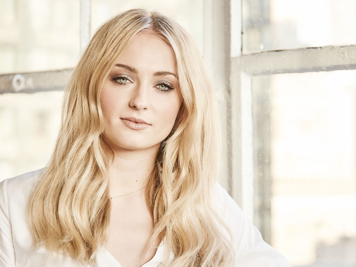 Стильная блондинка, актриса Софи Тёрнер у окна 