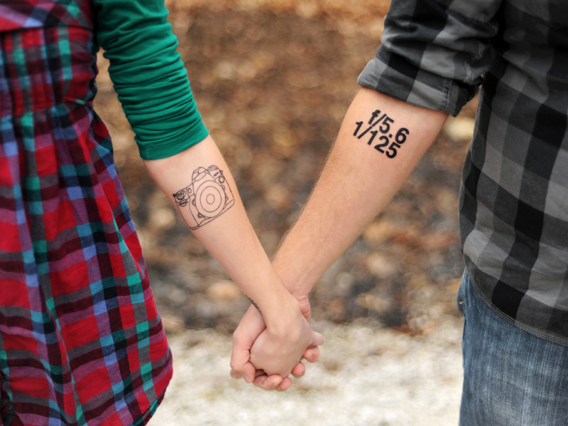 Татуировки на руках у влюбленной пары