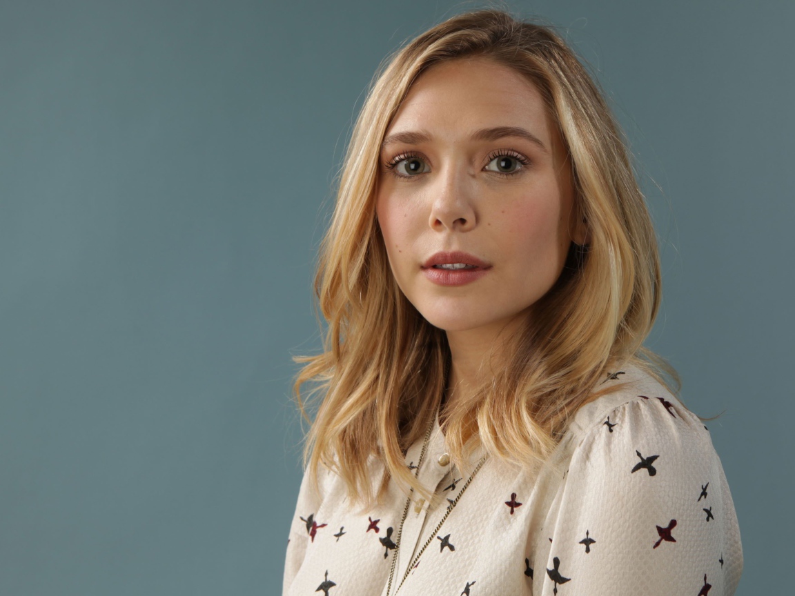 Нежная девушка, актриса Элизабет Олсен на сером фоне