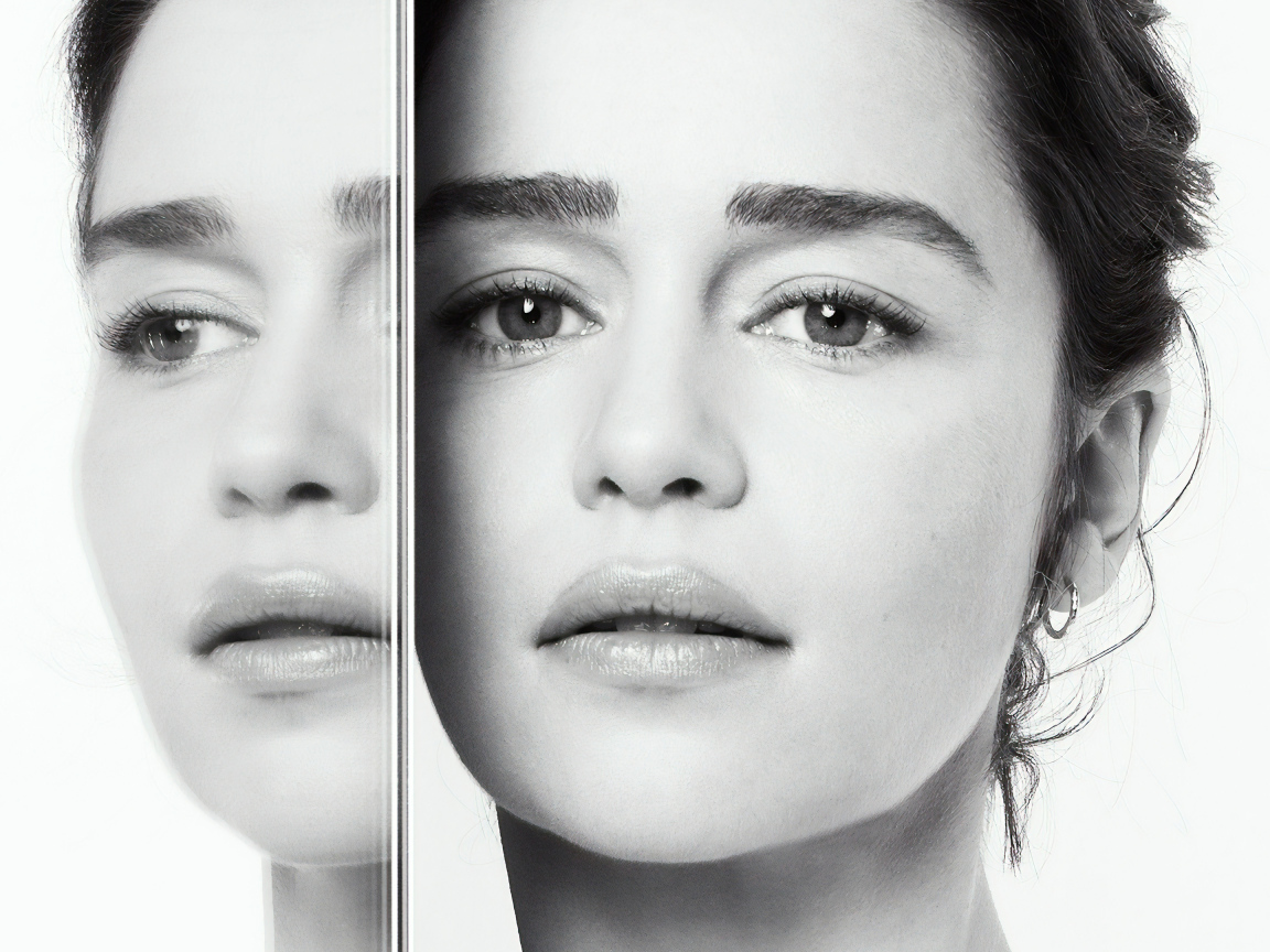 Лицо актрисы Эмилии Кларк отражается в зеркале 