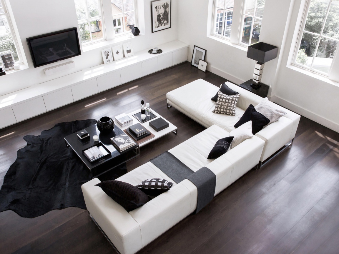 Гостиная в бело-черных тонах с большим диваном