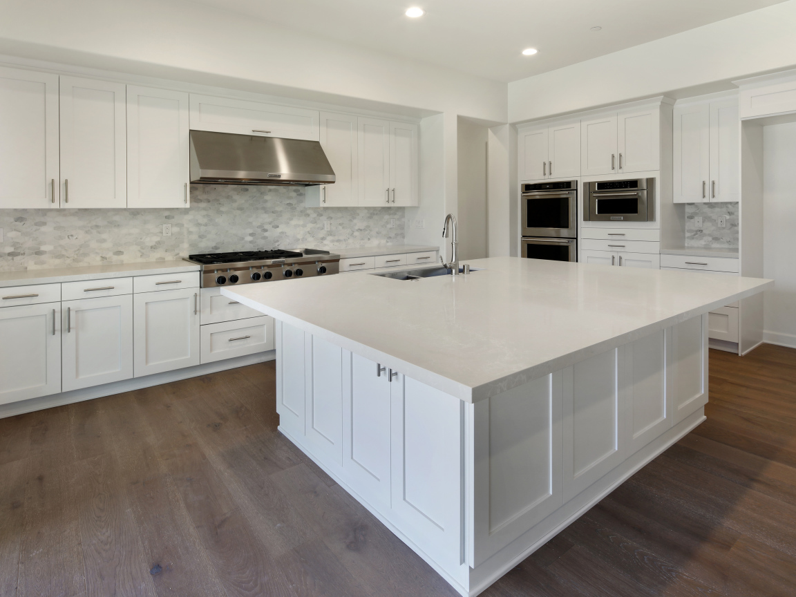 Белая большая кухня со столом