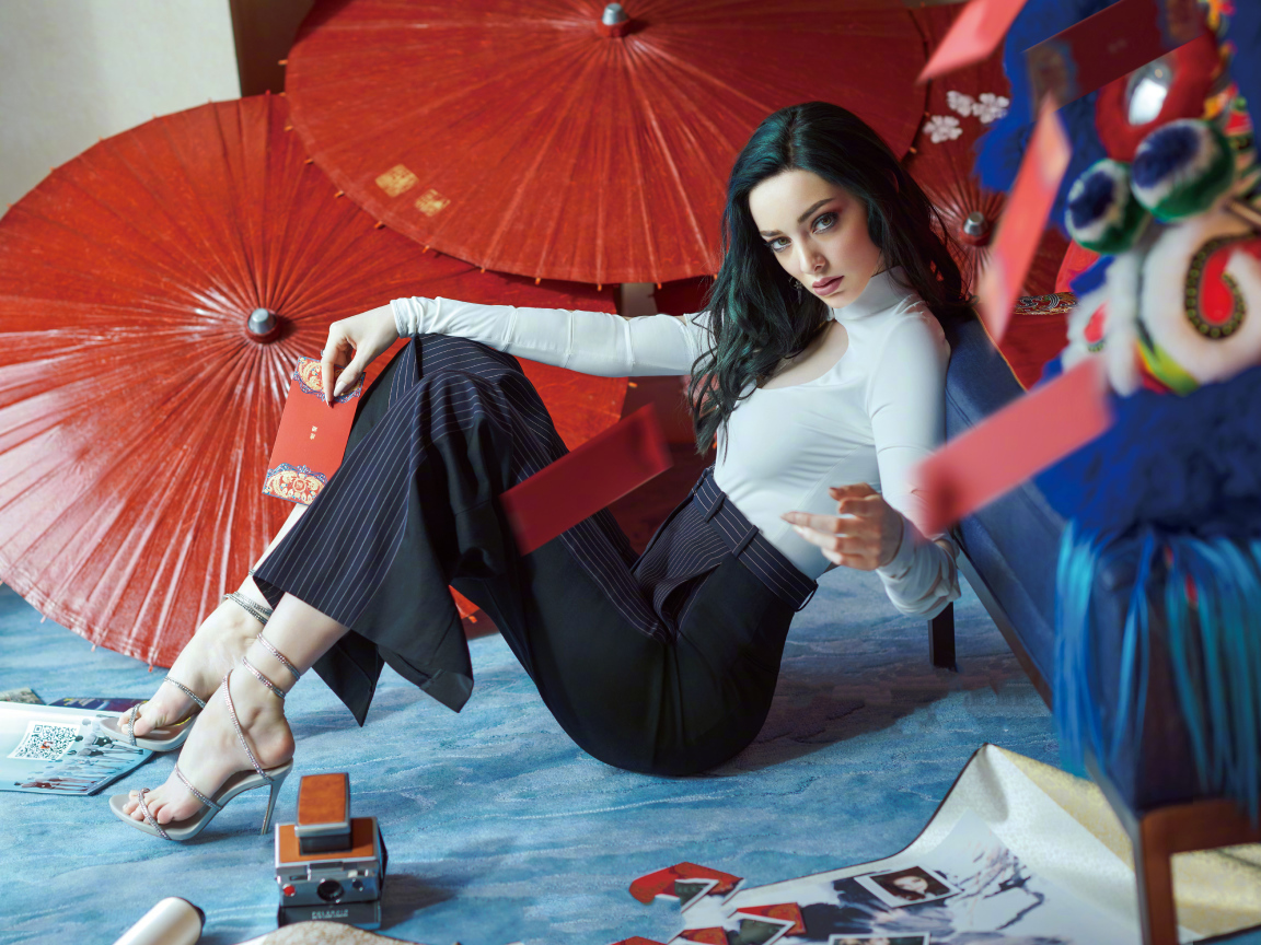 Молодая американская актриса Эмма Думонт на полу с зонтами