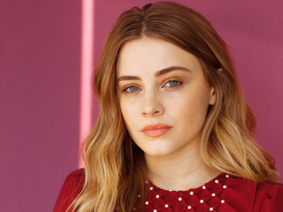 Молодая актриса Джозефин Лэнгфорд на розовом фоне