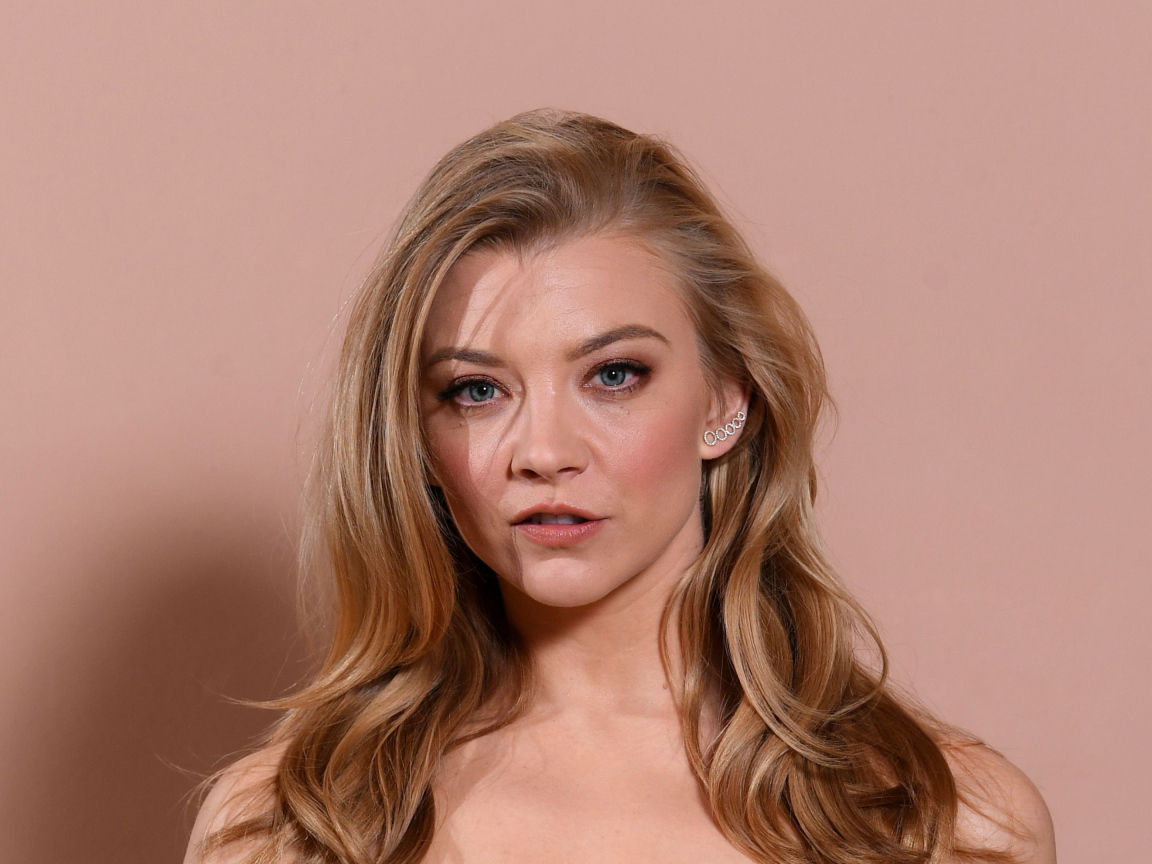 Молодая блондинка, актриса Натали Дормер на розовом фоне