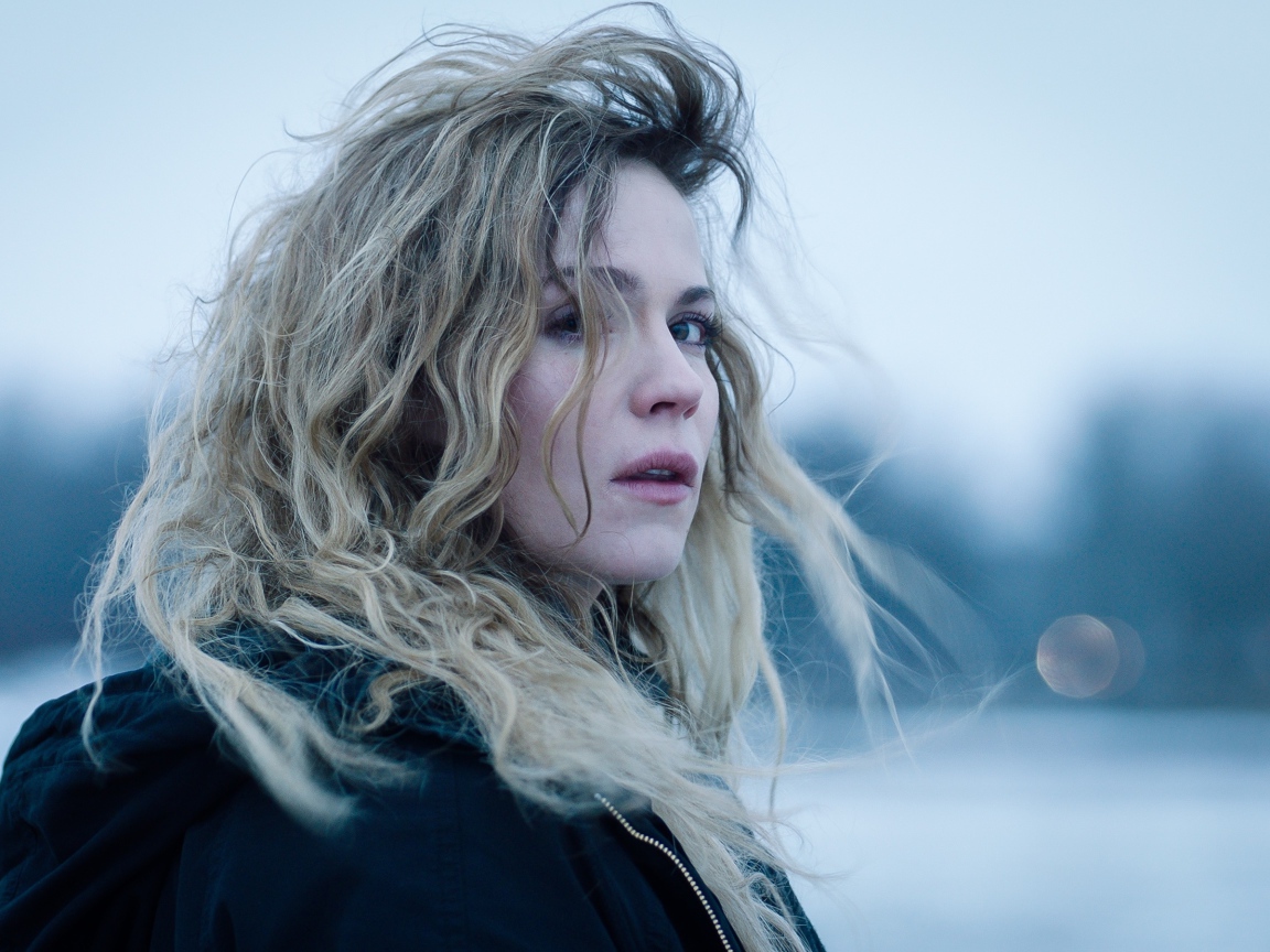 Молодая блондинка, актриса Пихла Вийтала вид сбоку