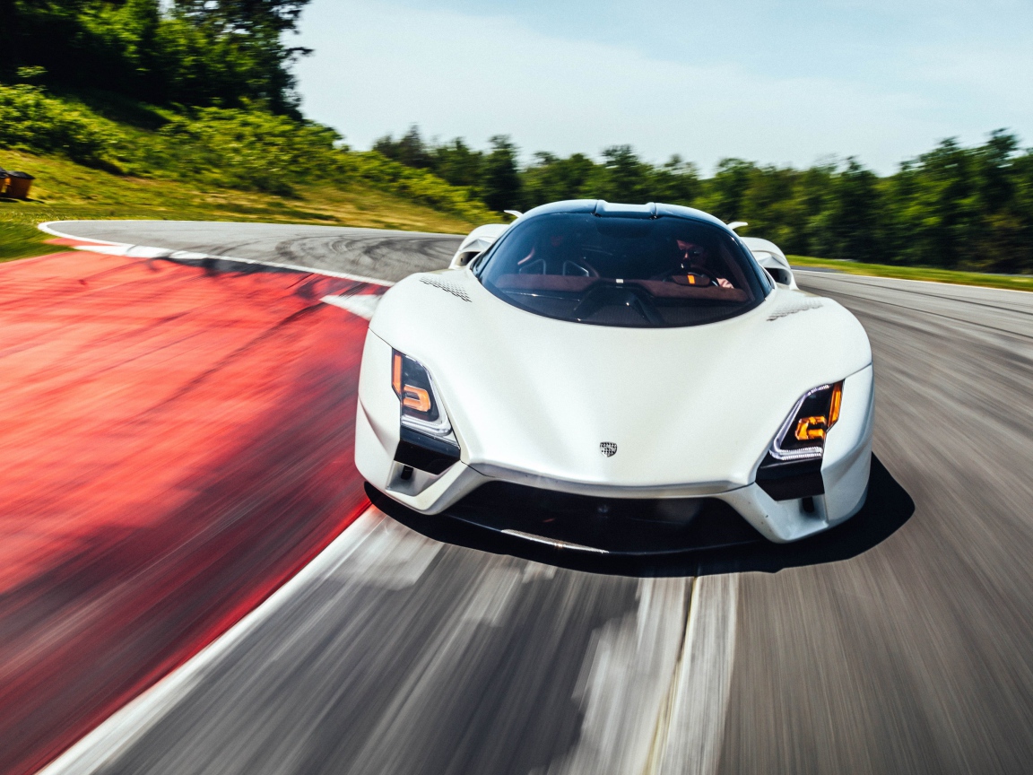 Гоночный автомобиль  SSC Tuatara, 2019 года на трассе