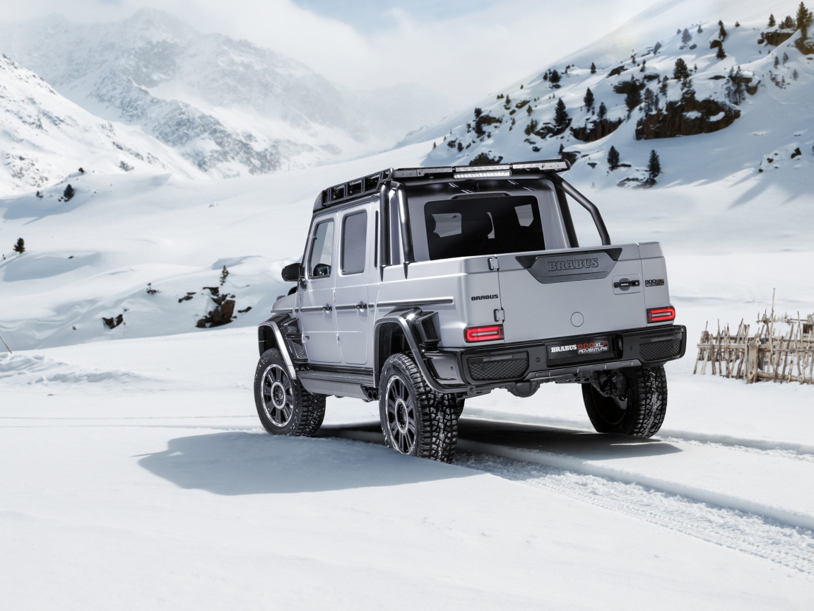 Автомобиль Brabus 800 Adventure XLP 2020 года в заснеженных горах 