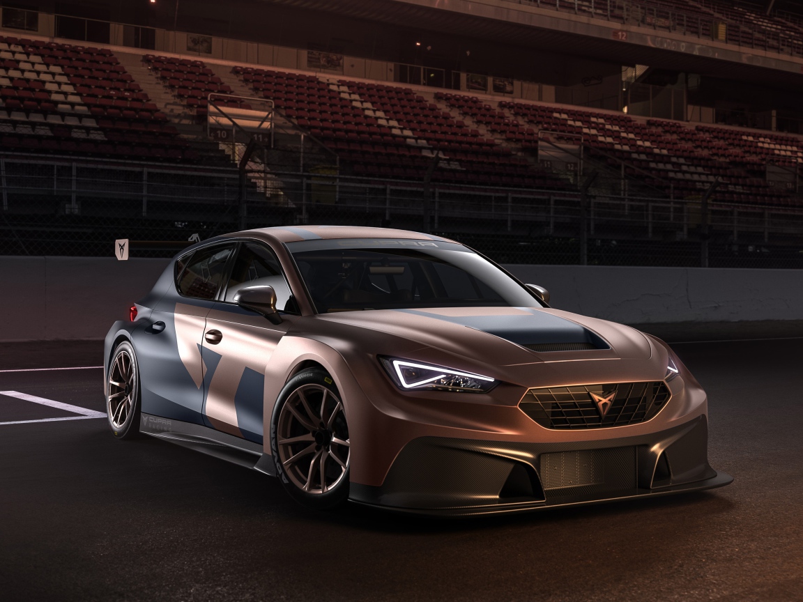Автомобиль Cupra Leon Competition 2020 года на стадионе