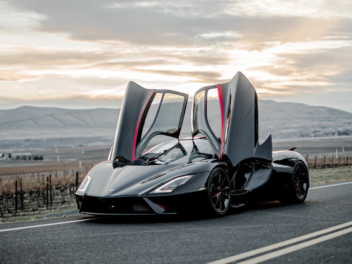 Спортивный автомобиль SSC Tuatara, 2020 года с открытыми дверями