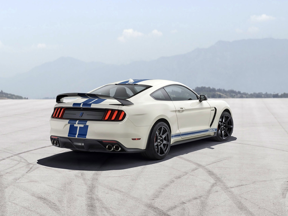 Автомобиль  Shelby GT350, 2020 года на асфальте