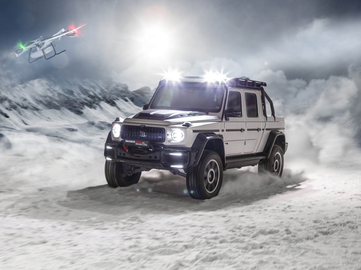 Быстрый  Brabus 800 Adventure XLP 2020 года едет по заснеженной дороге 