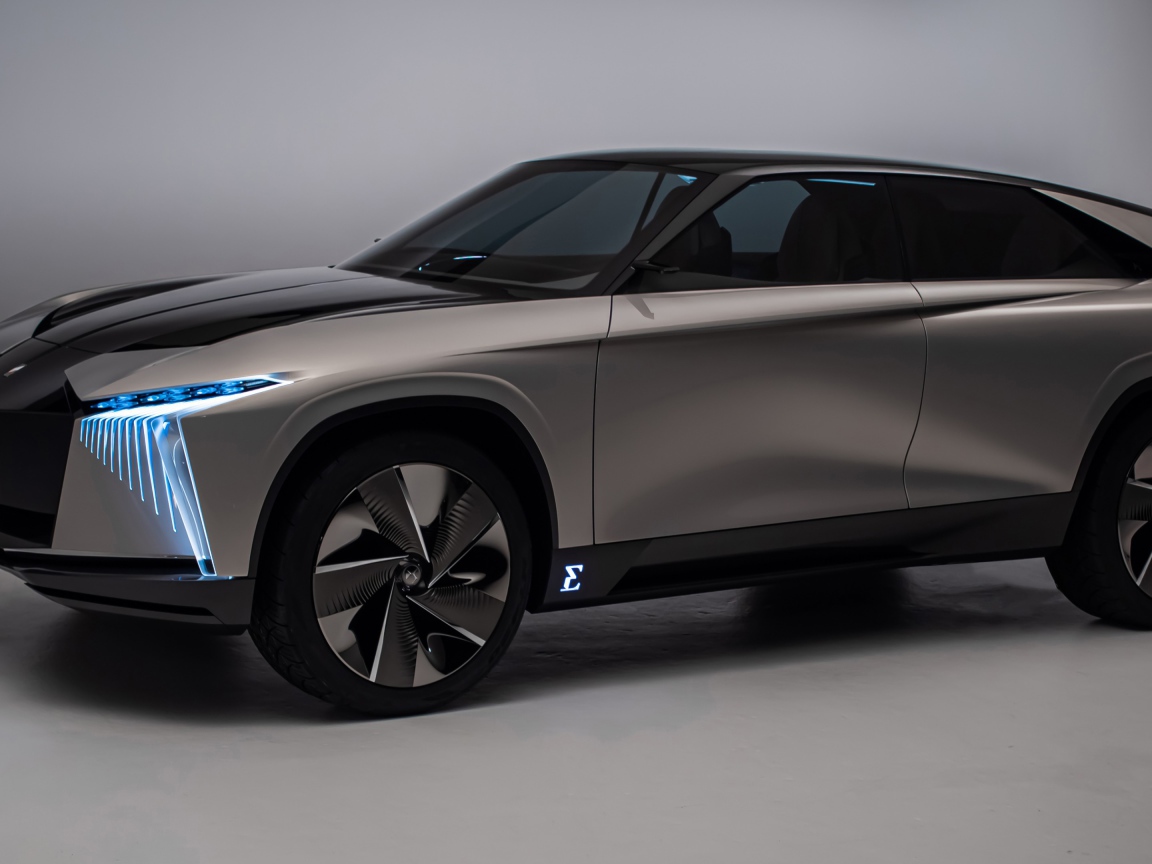 Серебристый автомобиль DS Aero Sport Lounge 2020 года на сером фоне