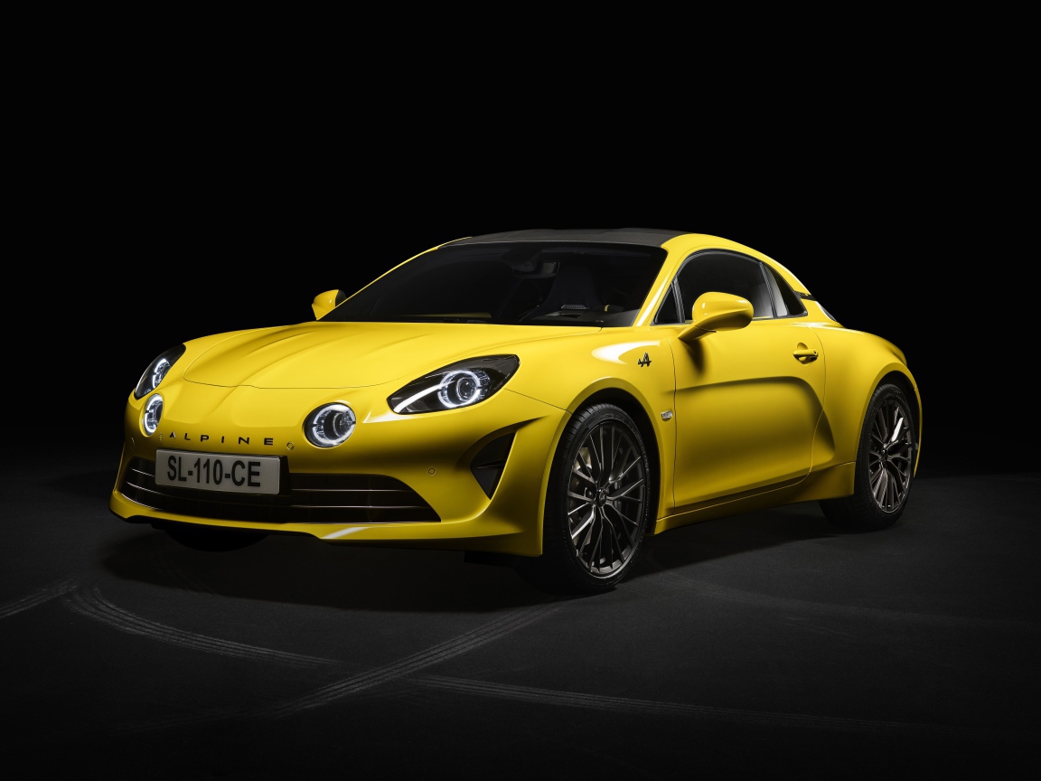 Желтый автомобиль Alpine A110 Color Edition 2020 года на черном фоне