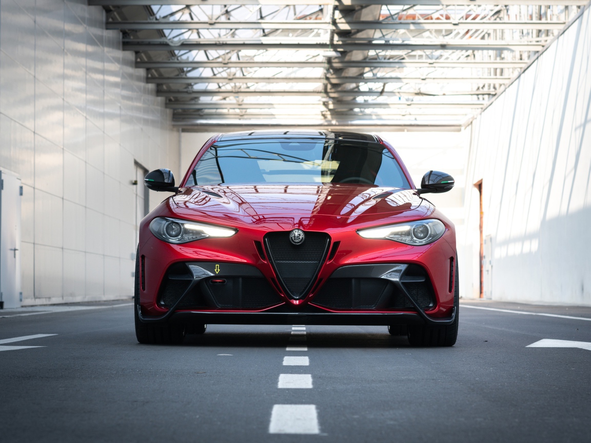 Красный автомобиль Alfa Romeo Giulia GTAm 2020 года вид спереди