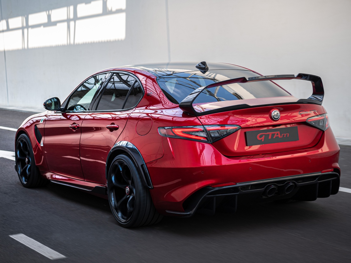 Красный автомобиль Alfa Romeo Giulia GTAm 2020 года готовится в гонкам