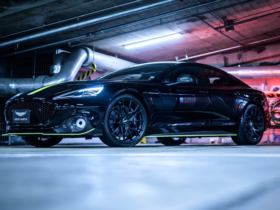 Черный автомобиль Aston Martin Rapide AMR в гараже