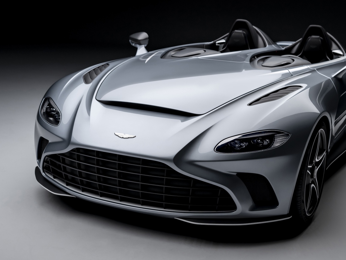 Серебристый кабриолет Aston Martin V12 Speedster 2020 года крупным планом