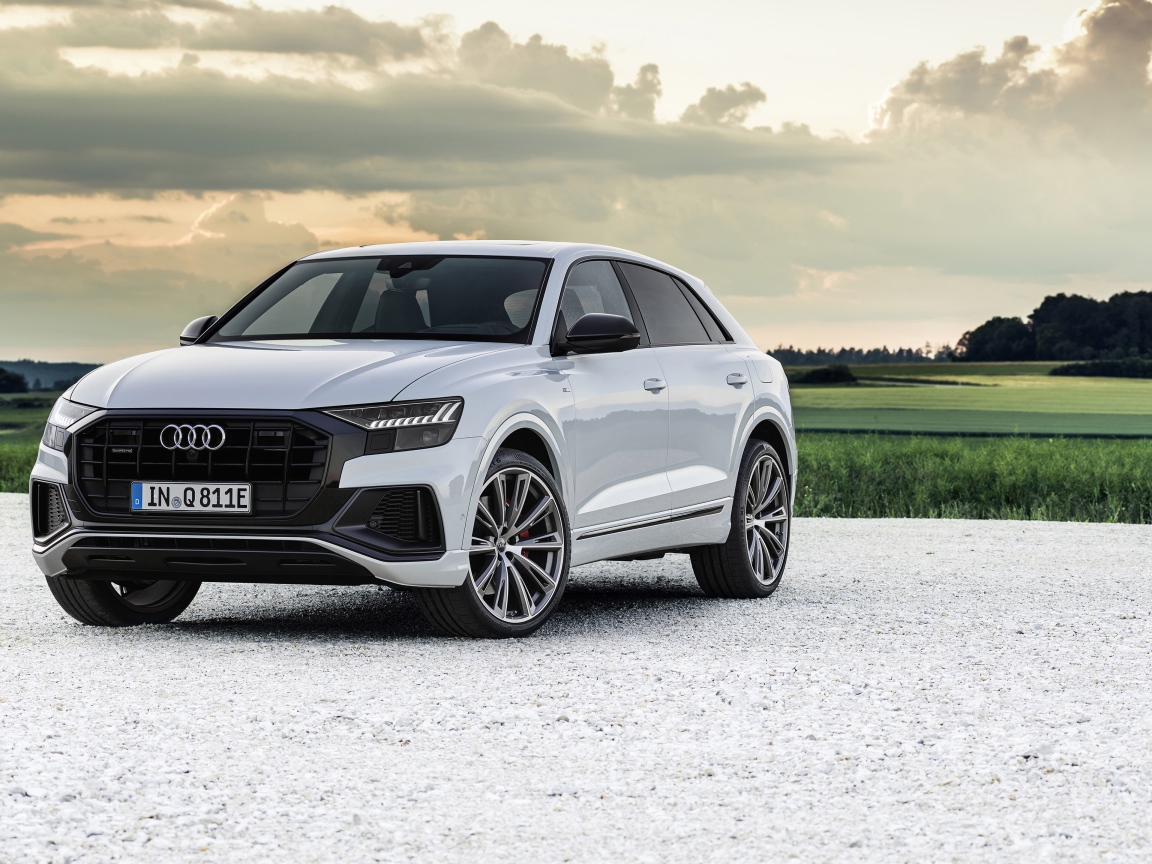 Автомобиль Audi Q8 60 TFSI E Quattro S Line 2020 года на фоне неба