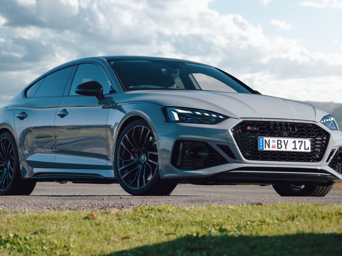 Серебристый автомобиль Audi RS 5 Sportback 2020 года 