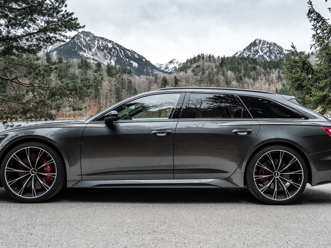 Автомобиль Audi RS 6 Avant 2020 года на фоне гор