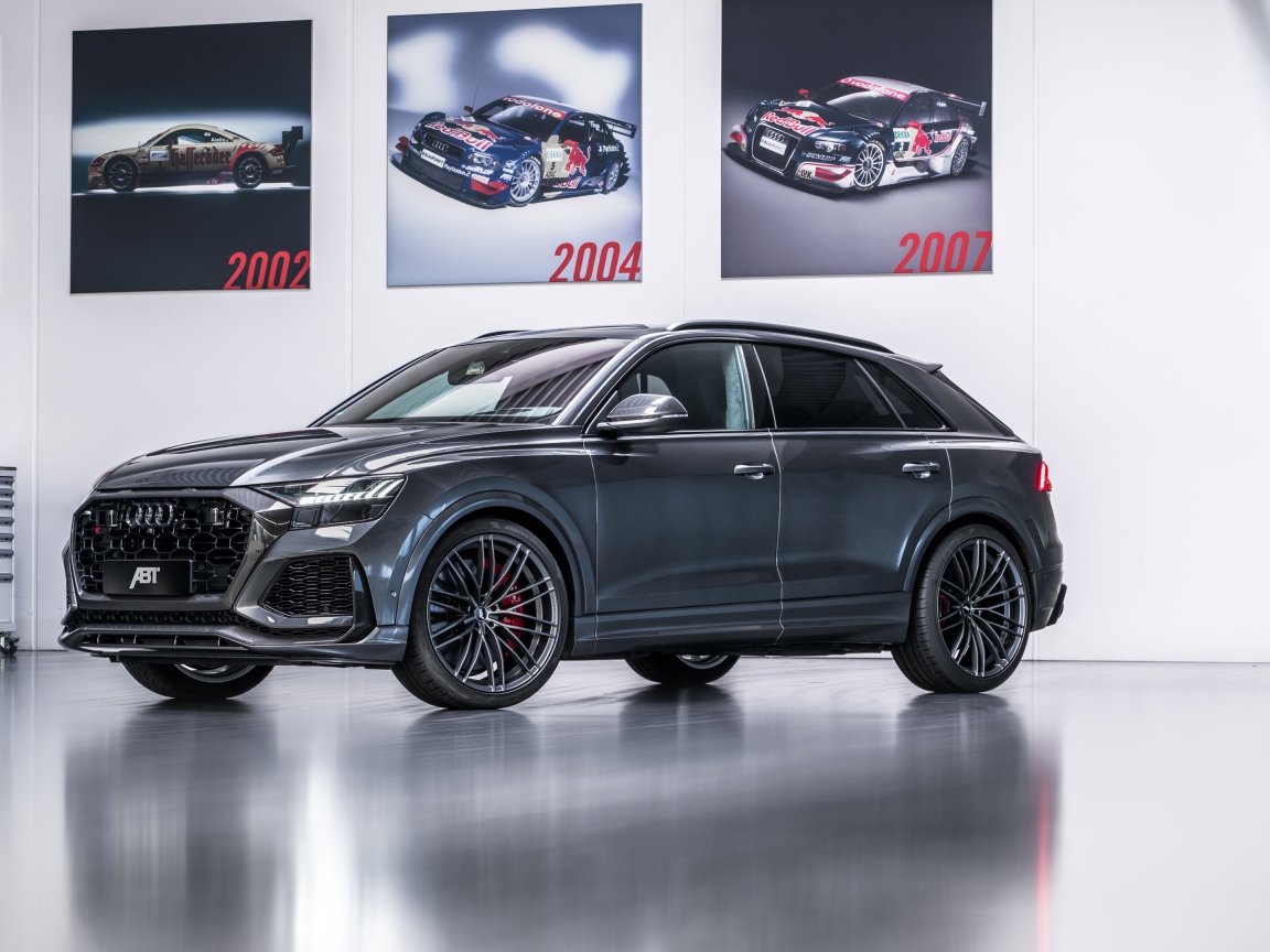 Серый автомобиль Audi RS Q8 2020 года на выставке 