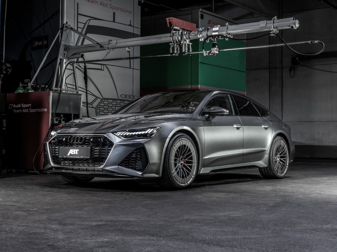 Серый автомобиль  Audi RS 7 Sportback 2020 года в гараже