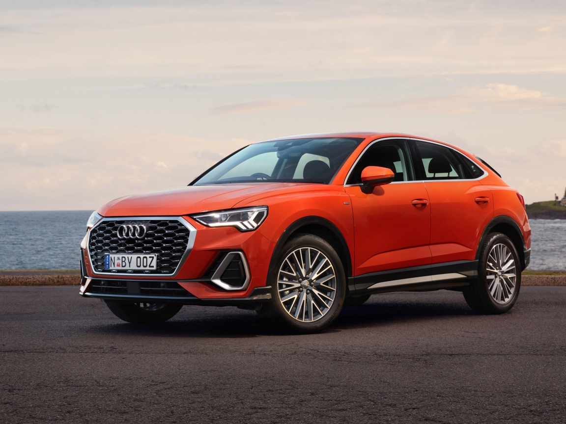 Красный автомобиль Audi Q3 Sportback 35 TFSI S Line 2020 года у воды