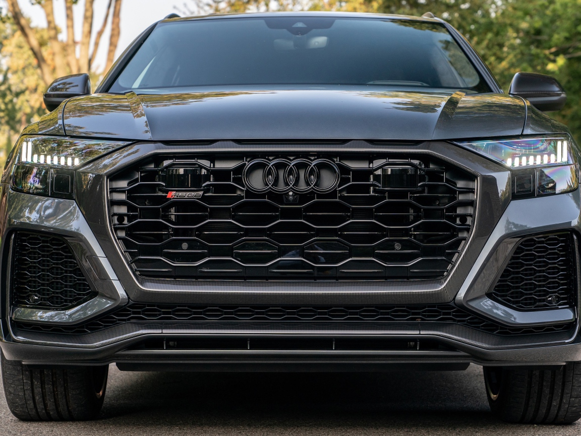 Черный автомобиль  Audi RS Q8, 2021 года вид спереди