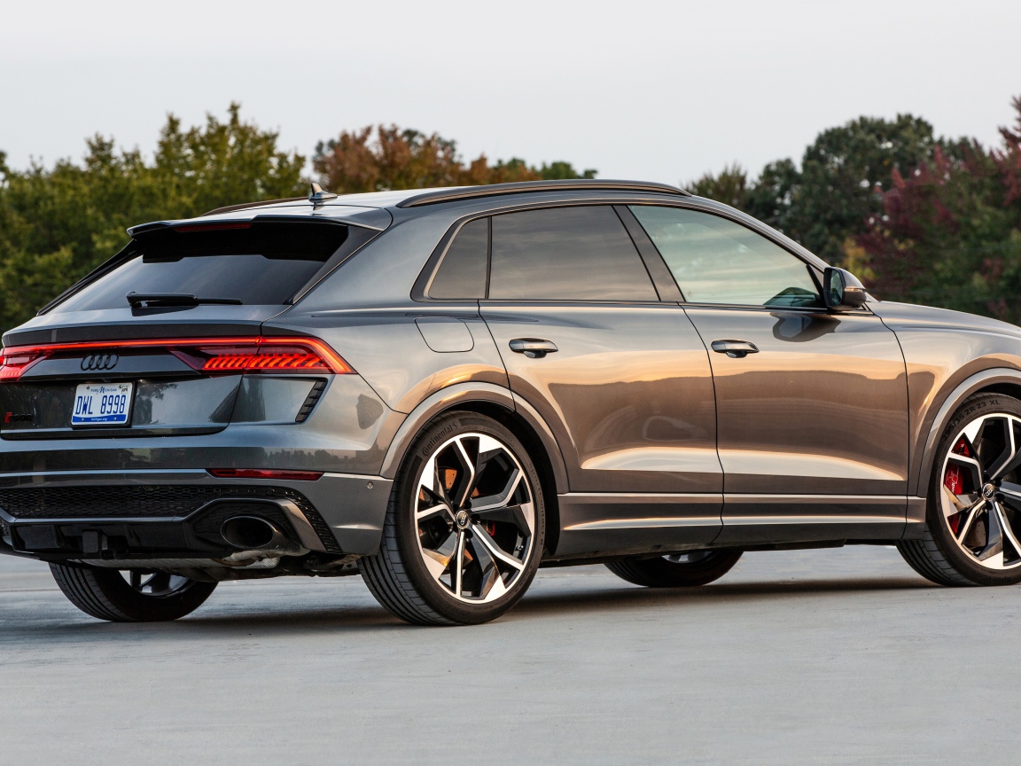 Автомобиль  Audi RS Q8, 2021 года вид сзади