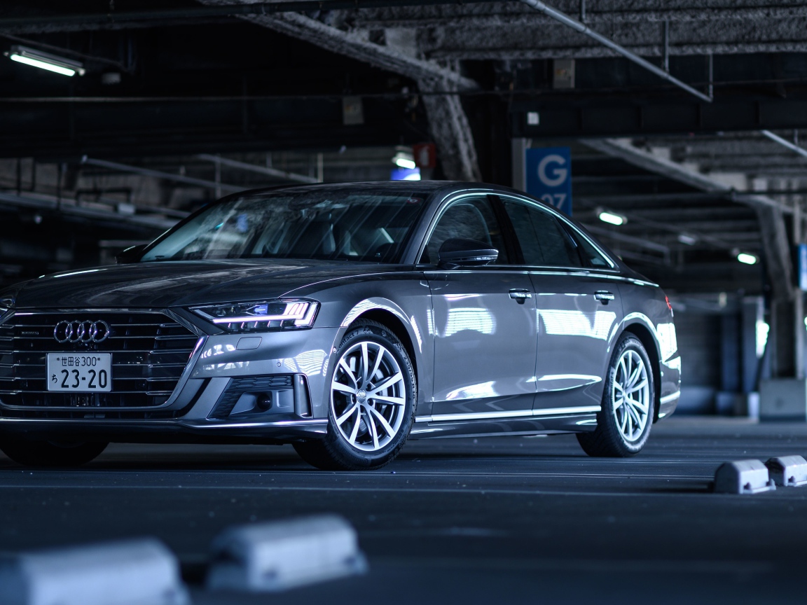 Автомобиль Audi A8 55 TFSI Quattro под мостом