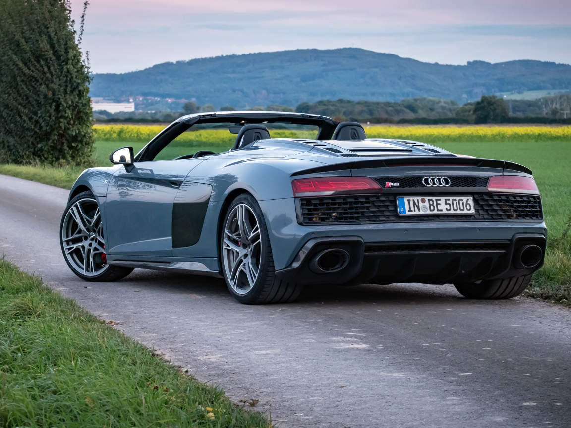 Кабриолет Audi R8 V10 вид сзади