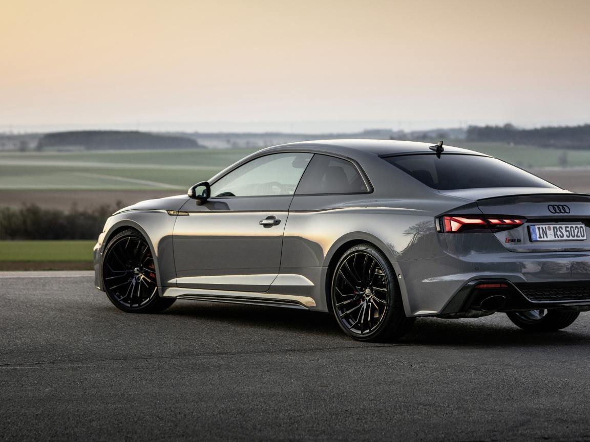 Автомобиль Audi RS 5 Coupe вид сзади 