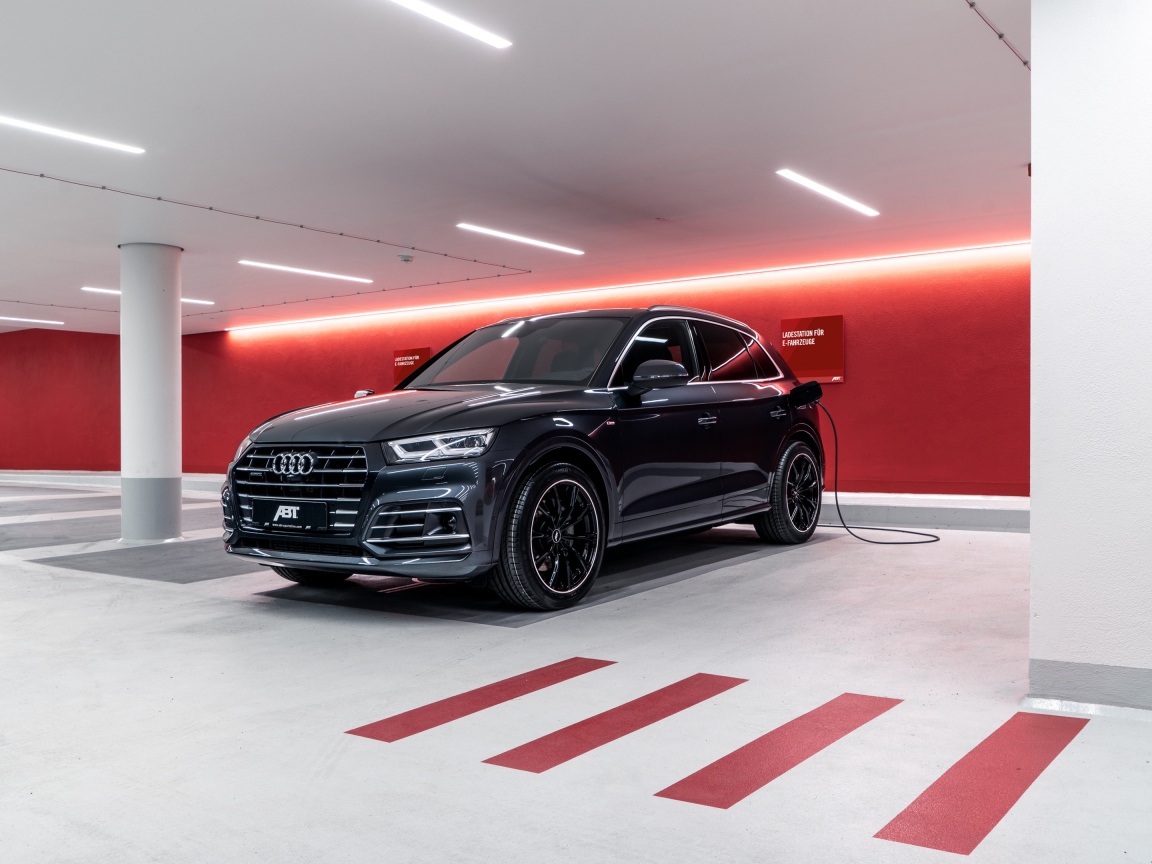 Черный автомобиль ABT Audi Q5 55 TFSI E 2020 года на заправке 