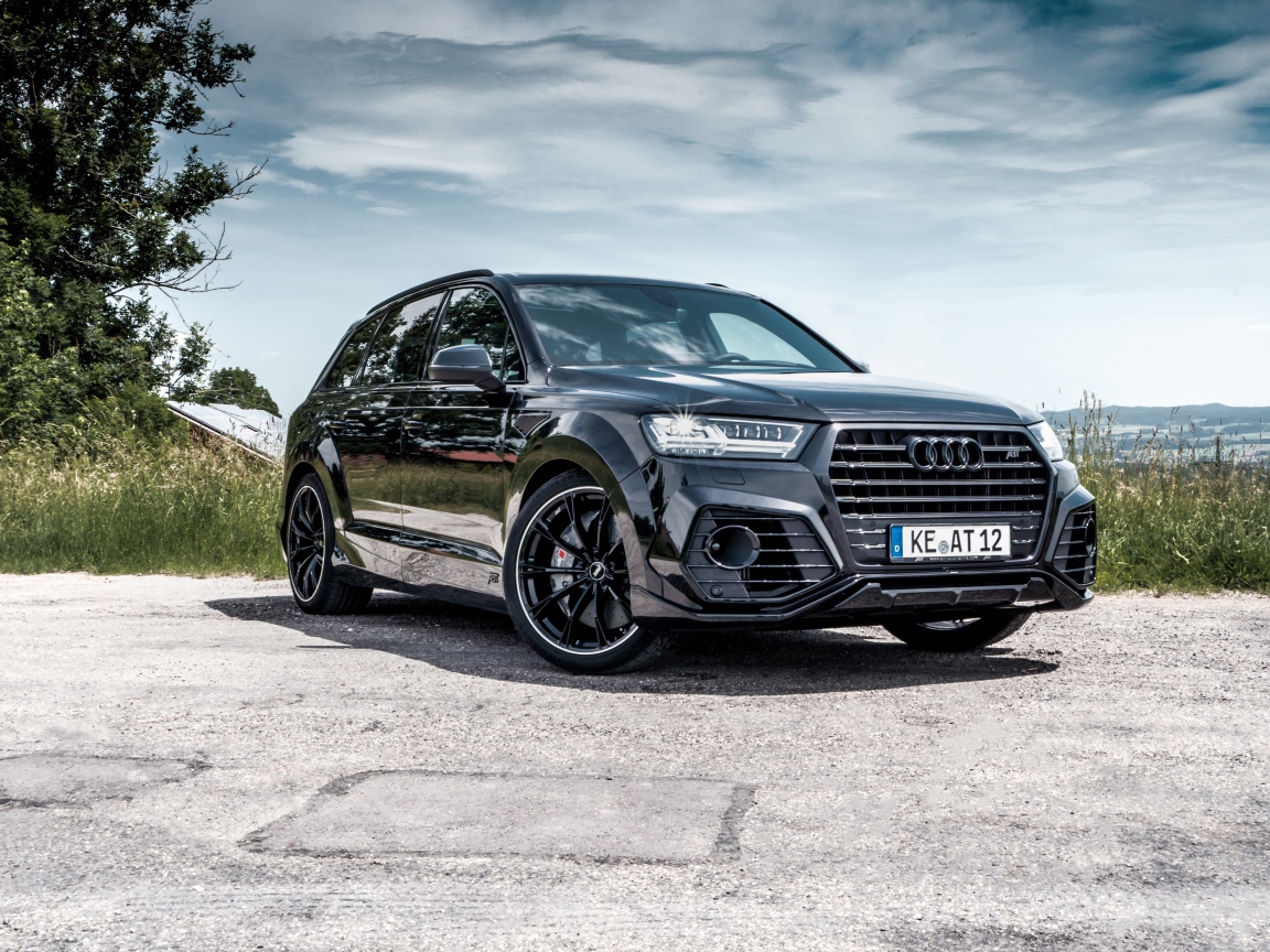 Черный автомобиль ABT Audi Q7 50 TDI на фоне неба