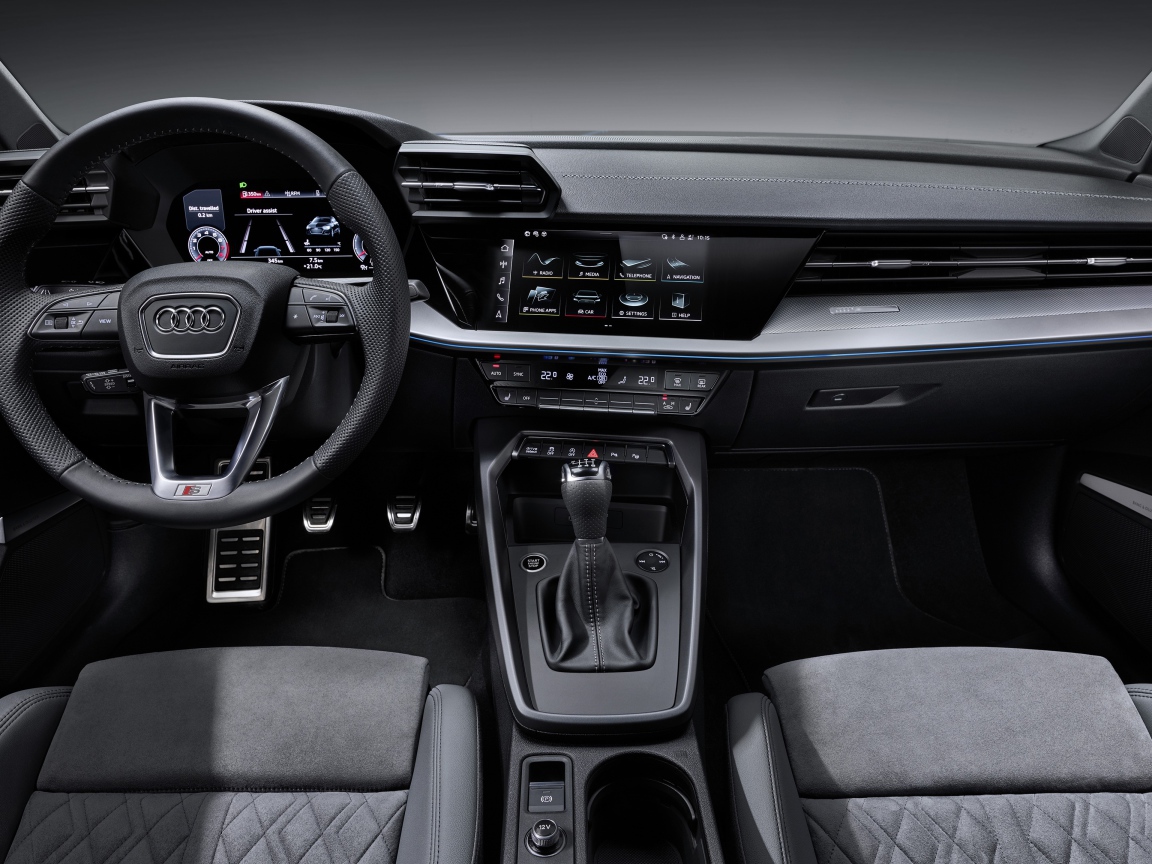 Черный кожаный салон автомобиля Audi A3 Sportback 35 TFSI 2020 года 