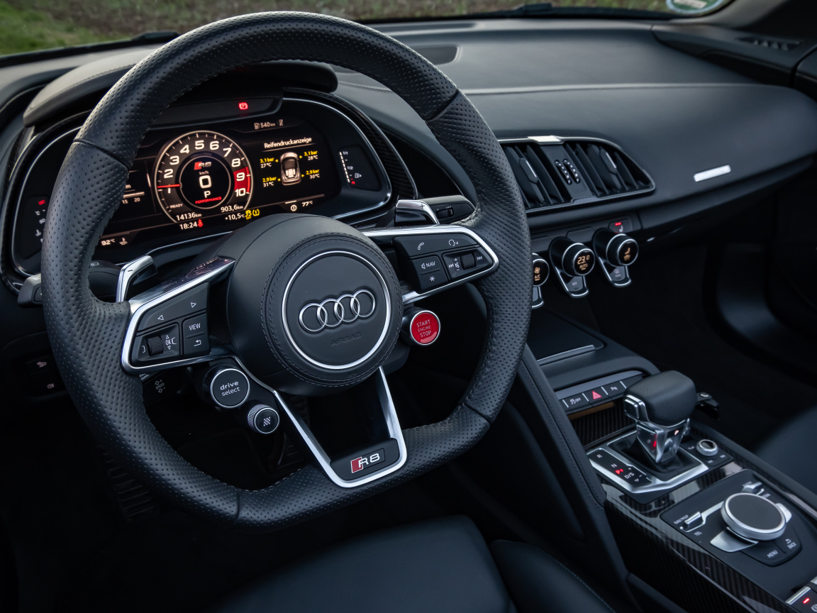 Черный кожаный руль в автомобиле Audi R8 V10